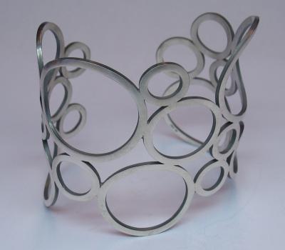silver circle bracelets by Yolanda Döpp 