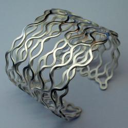 Goudsmid Yolanda D�pp ontwerpt bijzondere, zilveren sieraden. Ook maakt zij unieke sieraden aan de hand van een tekening van uw (klein)kind.