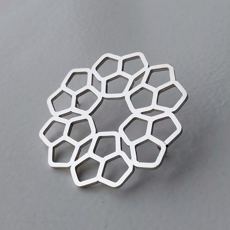 Grote zilveren broche.