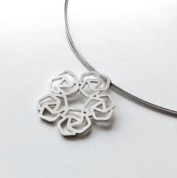 Zilveren hanger aan spiraalcollier.