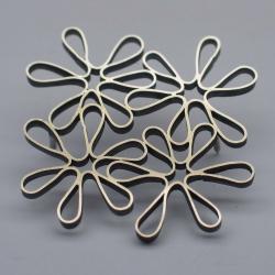 Zilveren broche, bestaand uit 4 bloemen. 