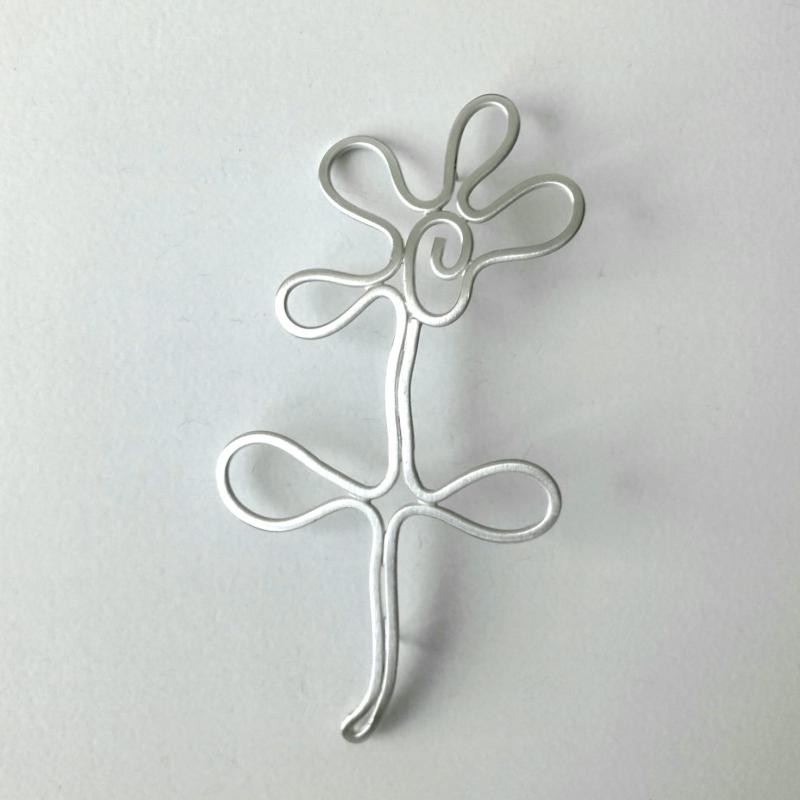 Grote zilveren bloembroche. 