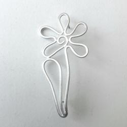 Kleine zilveren bloembroche.