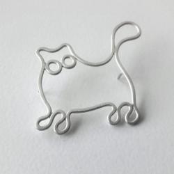 Zilveren broche in de vorm van een poes.