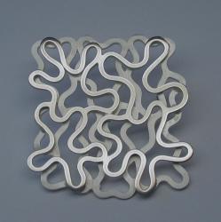 Vierkante zilveren broche van 45mm. 