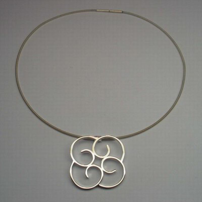 Zilveren hanger aan spiraalcollier. 