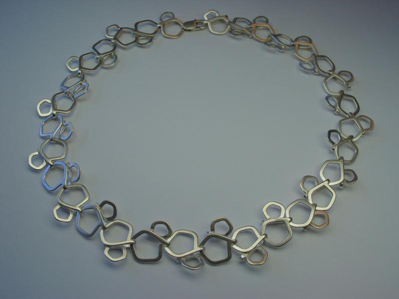 Speels vallend zilveren collier.