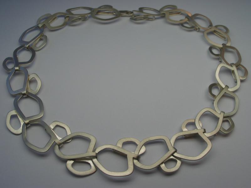 Zilveren collier.