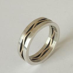 Zilveren ring met goud (14 krt). 