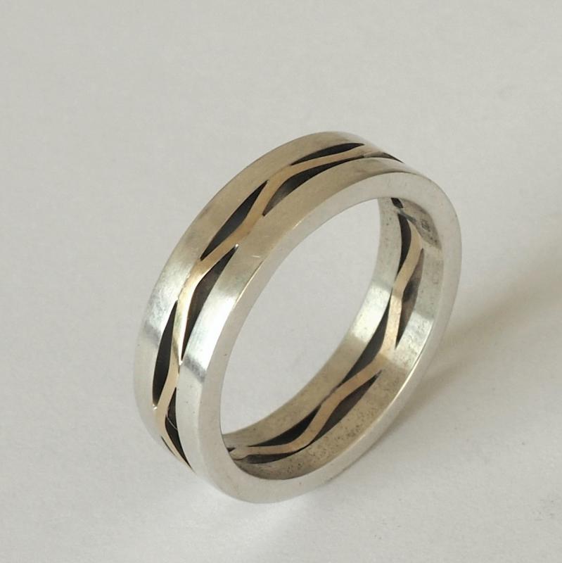 Zilveren ring met goud (14 krt). 
