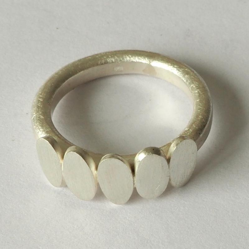 Zilveren ring.