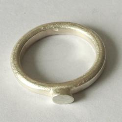 Zilveren ring.