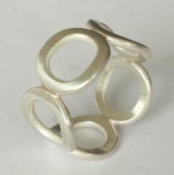 Zilveren ring.