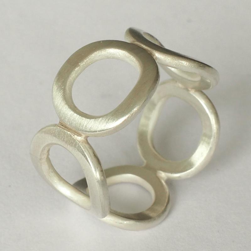 Zilveren ring.