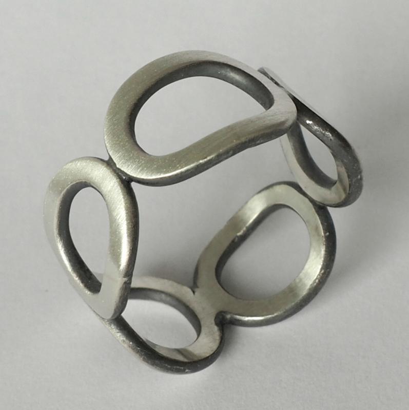 Zilveren ring.